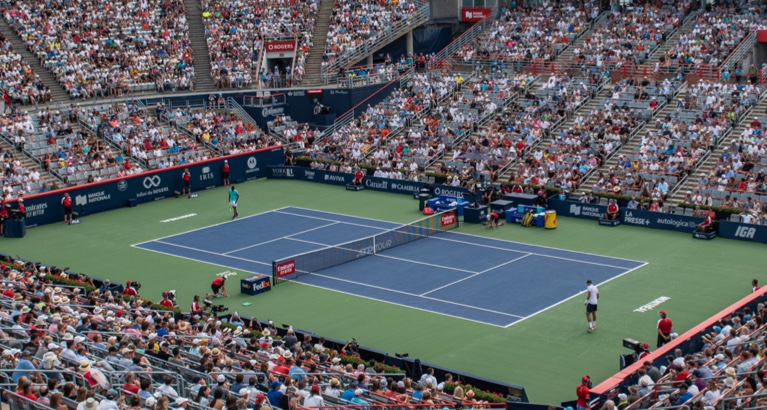 Photo d’un stade de tennis rempli de spectateurs 