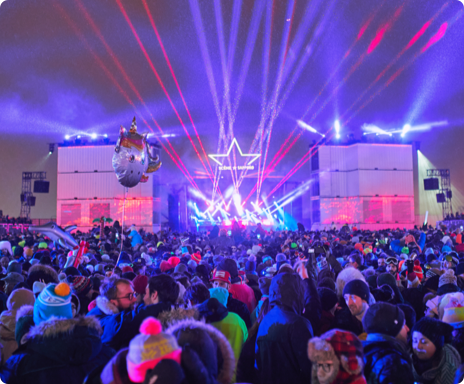 Photo d’une scène extérieure illuminée à Igloofest