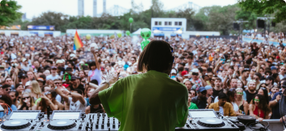 Photo d’une DJ qui donne une prestation extérieure devant une foule