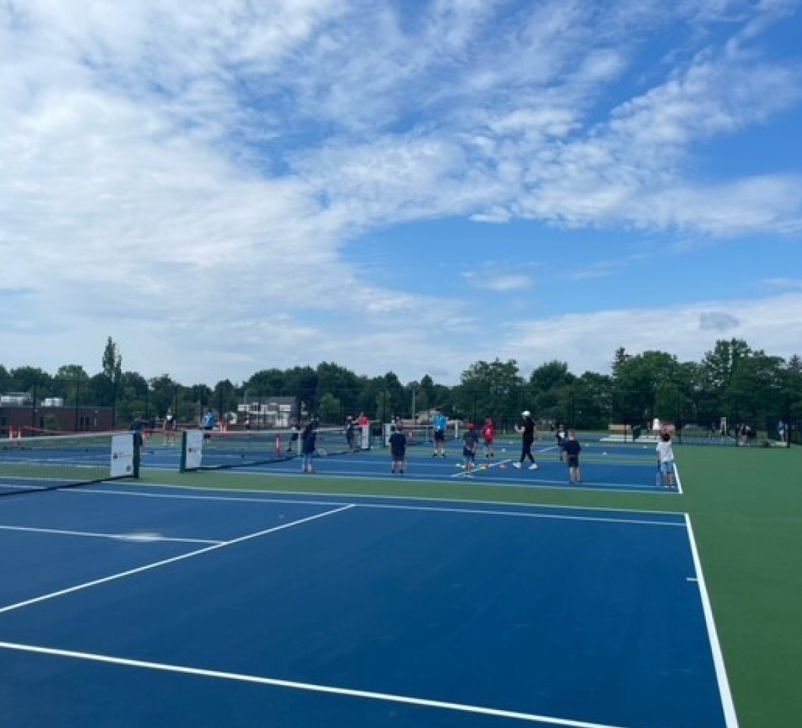 Photo d’un terrain de tennis dont la surface de jeu est bleue