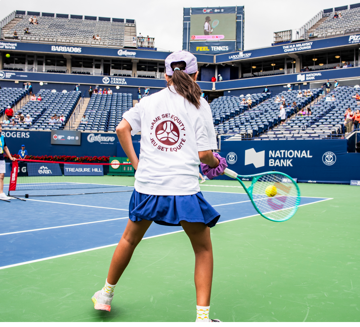 Photo d’une jeune personne jouant au tennis 