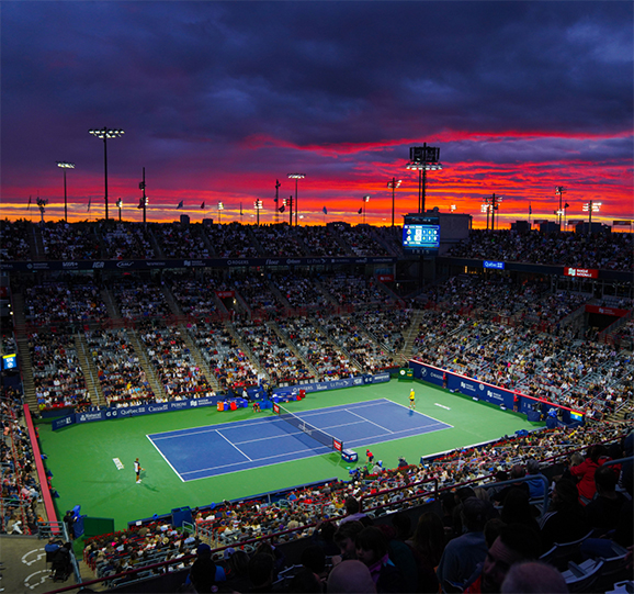 Photo d’un stade de tennis et de la foule à l’Omnium Banque Nationale