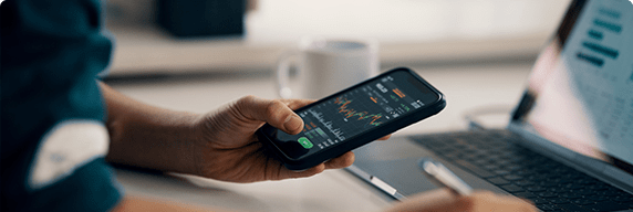 Photo d’une personne qui consulte un graphique sur son téléphone cellulaire