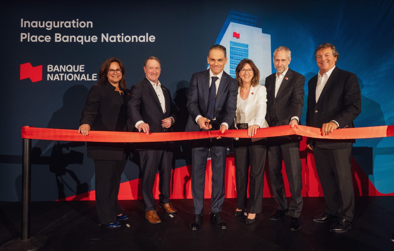Coupure du ruban lors de l'inauguration de la Place Banque Nationale