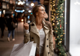 Photo d'une jeune femme regardant une vitrine de magasin