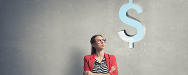 Femme à lunette regarde un symbole de dollar