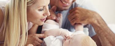 Deux parents cajolent leur bébé