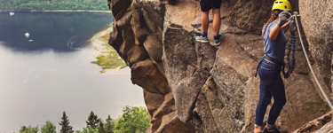 Femme fait de l'escalade en rappel