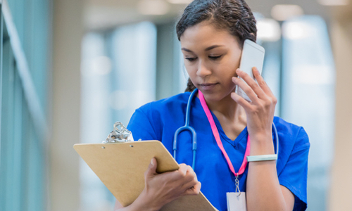 Étudiante en médecine dans un hôpital