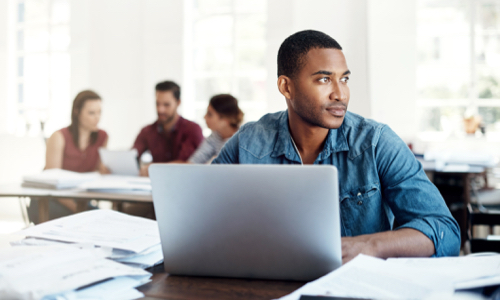 Jeune étudiant avec son ordinateur portable