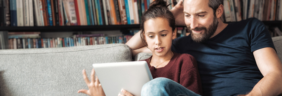 Homme regarde une tablette avec sa fille