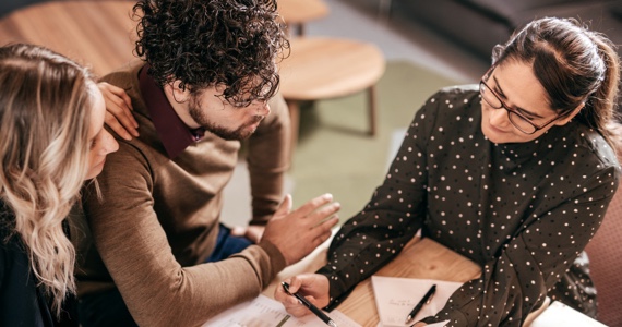 Couple discute avec une conseillère