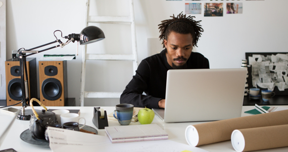 Homme travaille à son bureau d'architecte à la maison
