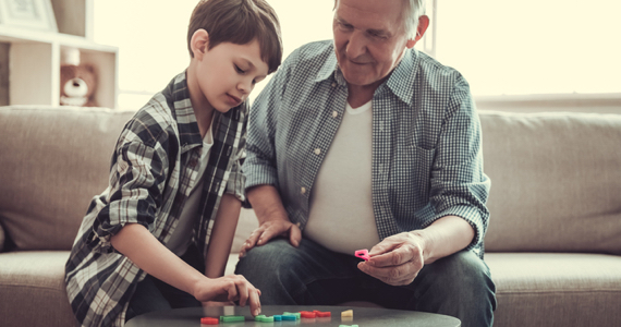 Petit garçon joue avec son grand-père