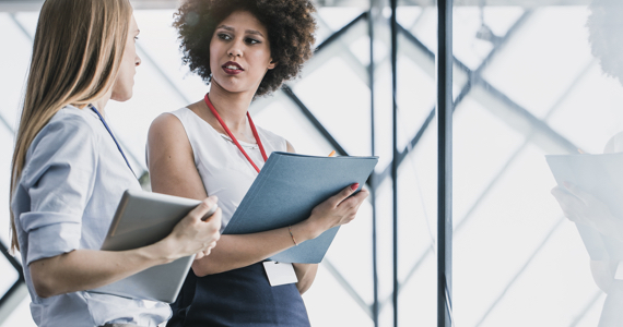 Deux jeunes femmes professionnelles discutent ensemble