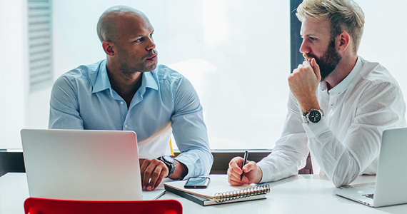 Deux hommes professionnels discutent