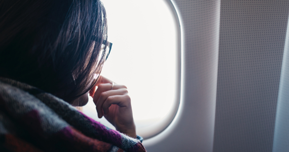 Femmes assise dans l'avion