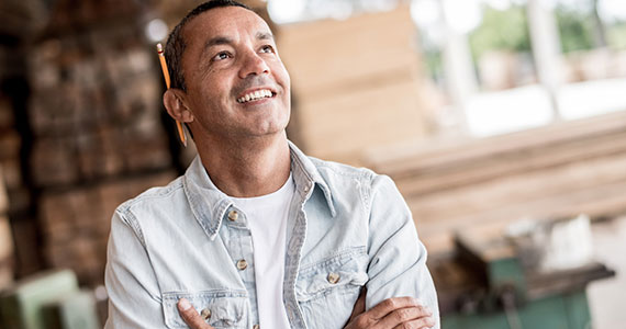 Homme qui pense aux rénovations de sa maison