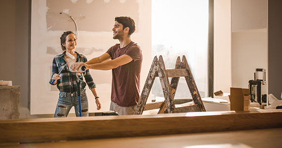 Jeune couple qui fait des rénovations