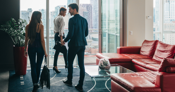 Trois professionnels dans un bureau avec vue sur le centre-ville