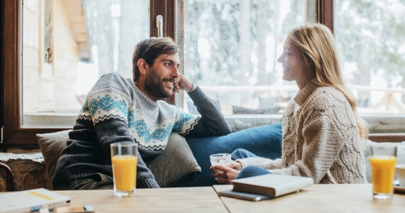 Couple heureux discute sur un canapé