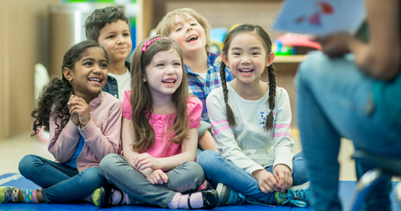 Groupe d'enfants à la maternelle