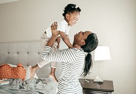 Femme qui joue avec sa fille dans ses bras