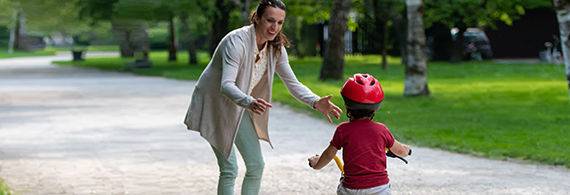 Maman qui apprend à son enfant à faire du vélo