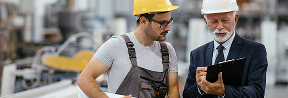 Photo d’un ouvrier et d’un homme d’affaires portant des casques de protection sur un chantier de construction