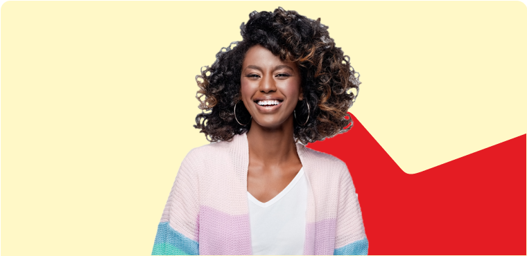 Photo d’une personne en train de sourire, portant un chandail multicolore