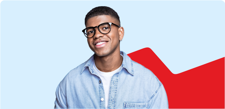 Photo d’une personne en train de sourire, portant des lunettes et une chemise bleue 