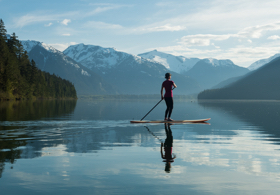 Jeune femme sur un lac