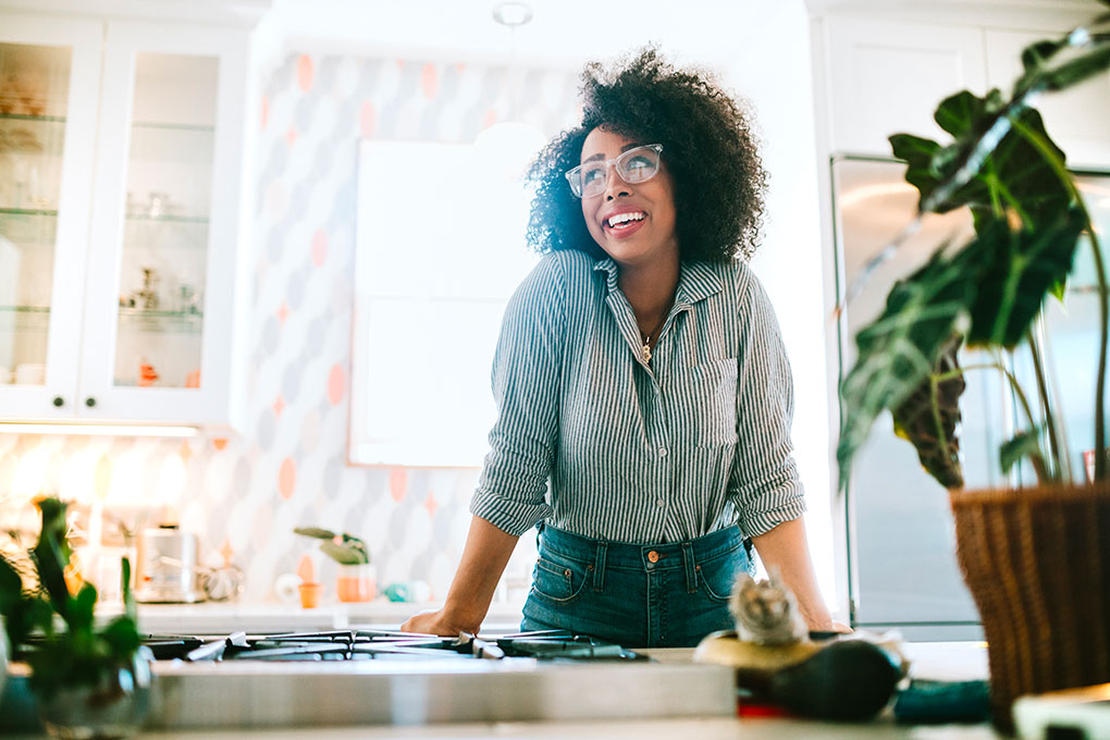 Image représentant une femme souriante dans une cuisine