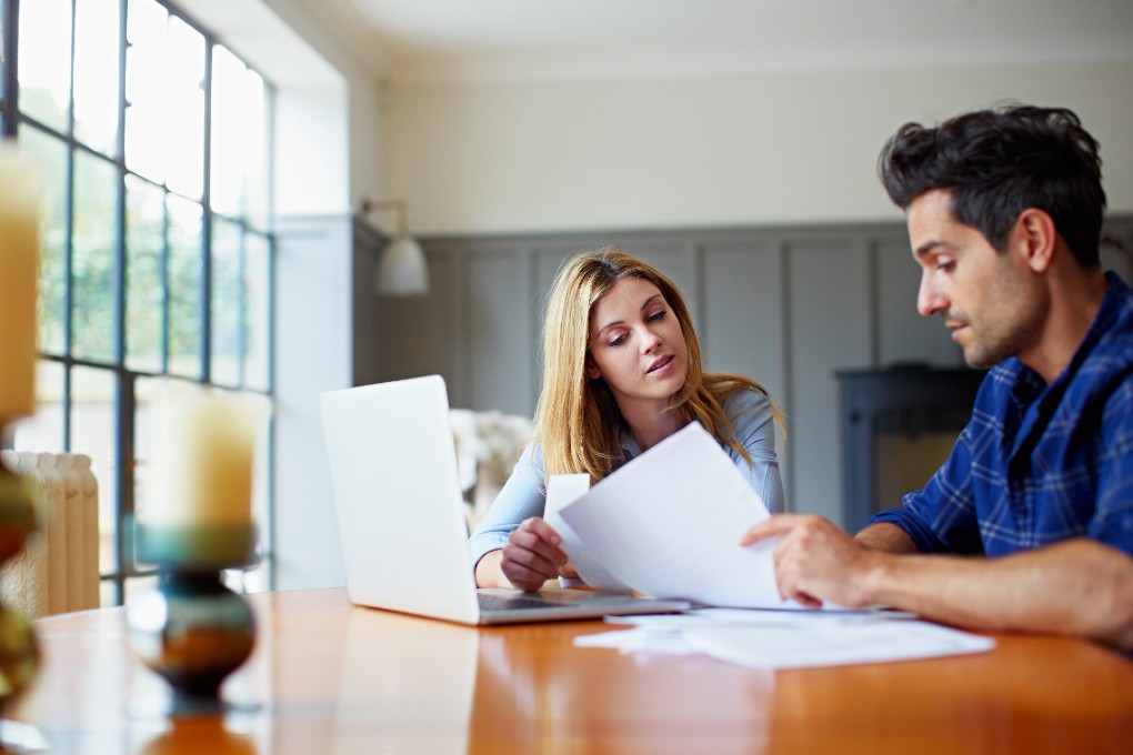 Jeune couple regardant les frais financiers qu’ils déduiront