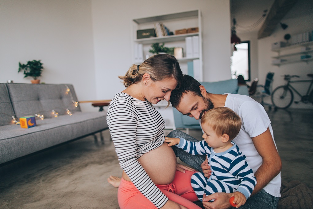 Mère et père en planification d’un nouveau congé parental avec leur fils