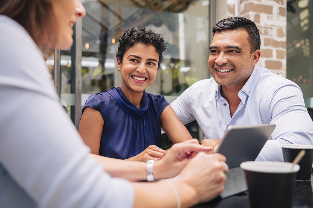 Couple en rencontre avec leur conseillère financière