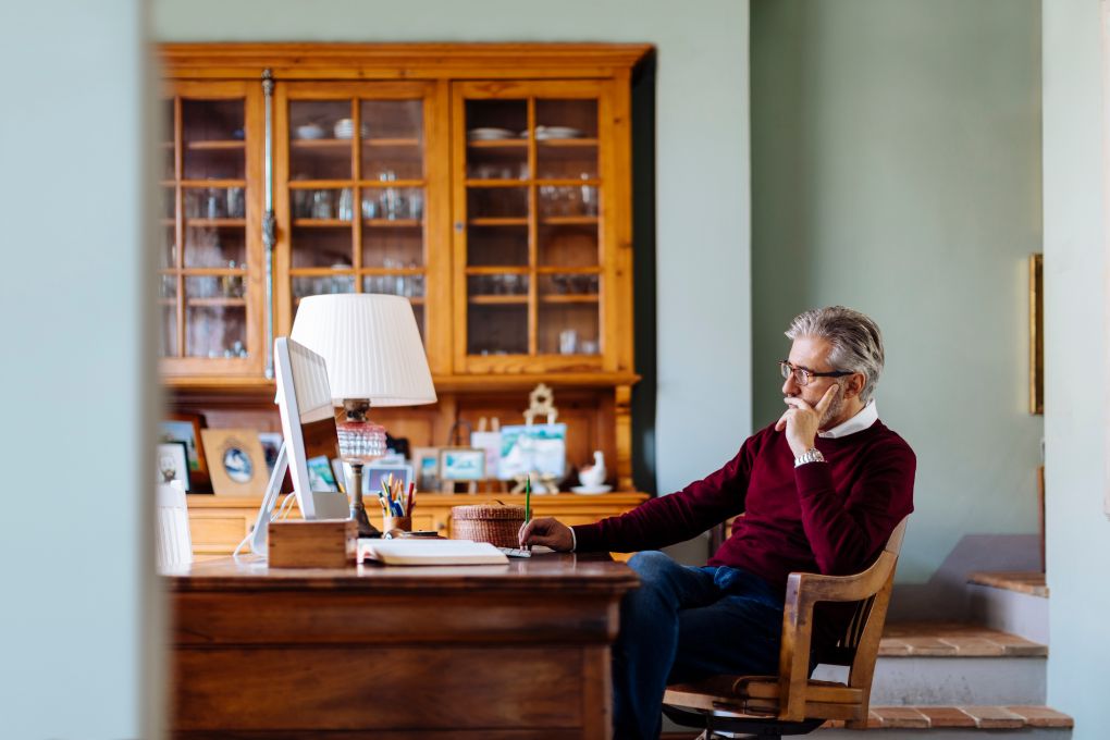 Homme planifiant ses investissements de retraite sur son ordinateur