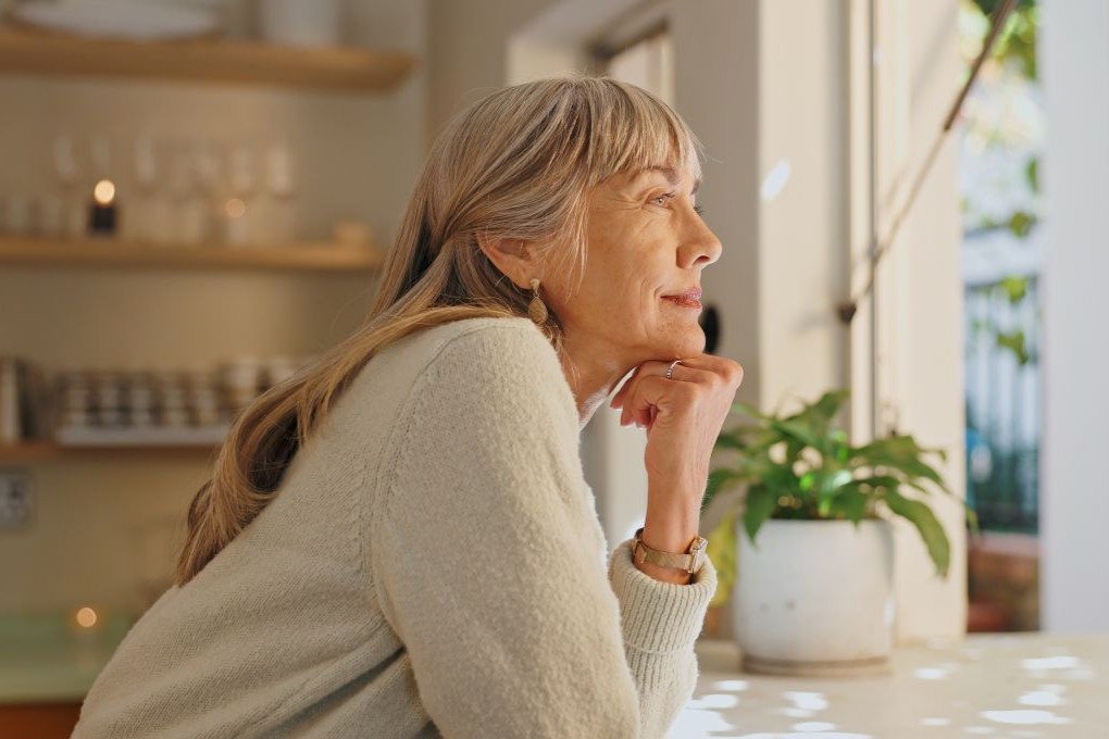 Femme pensant à sa stratégie de retraite