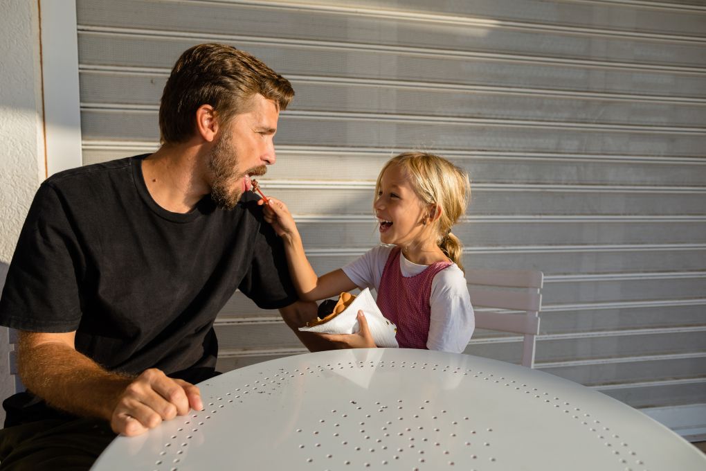 Père et fille mangent une crème glacée 