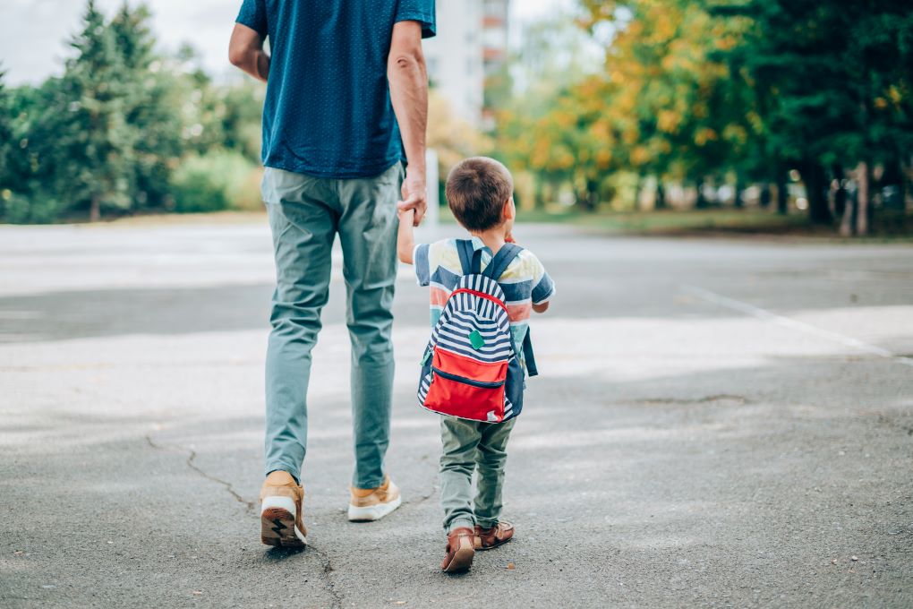 img-REEE-fonctionnement-et-avantages-1020x680.jpg pere-marchant-avec-son-enfant