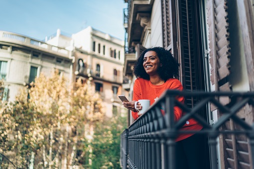 Femme à l’extérieur sur son balcon regardant la vue