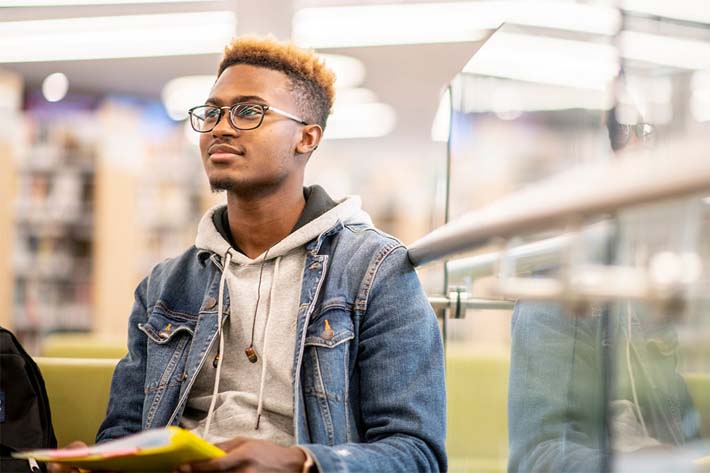 Photo d’un étudiant assis pour un article sur les aides financières aux études