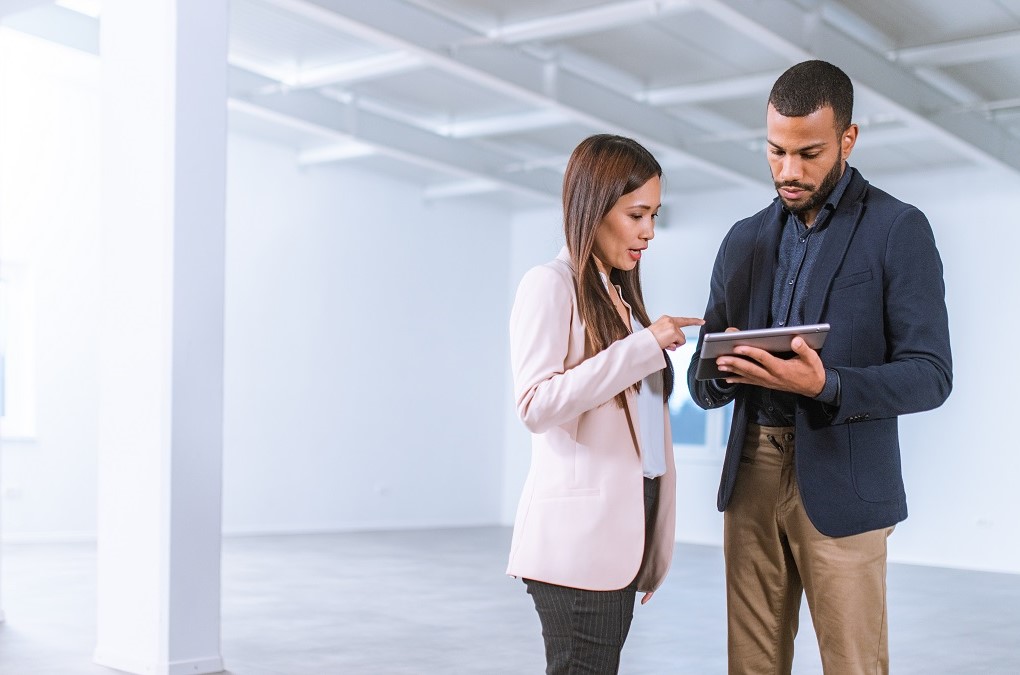 Deux copropriétaires d’une startup analysent leurs besoins en matière de local commercial.