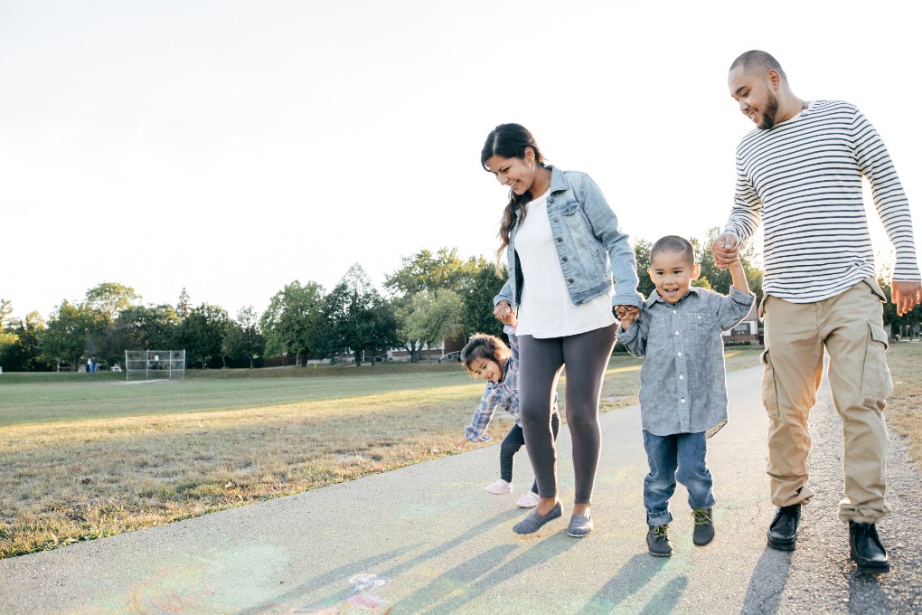 famille-marchant-dans-un-parc