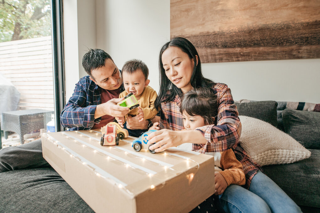 Un couple jouant avec ses enfants