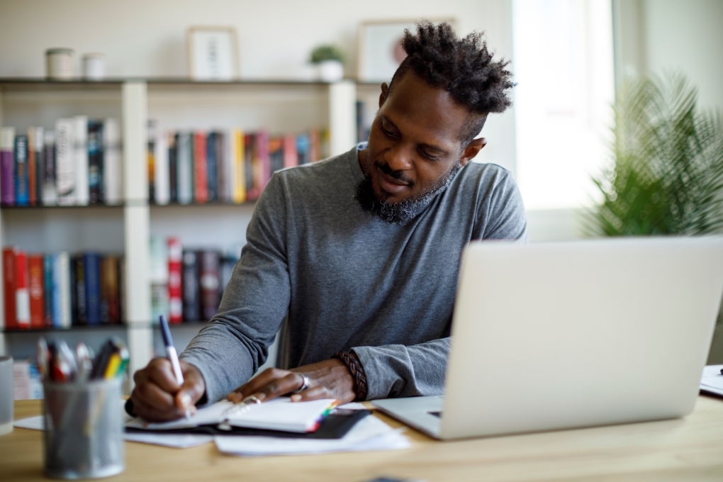 Image pour l’article sur comment faire son budget d’un homme à son bureau faisant son budget 