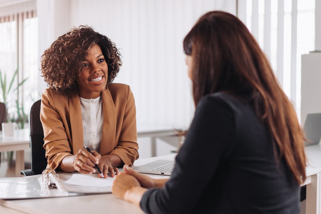 Conseillère et cliente qui parlent du CRI Image de conseillère et cliente qui parlent du CRI