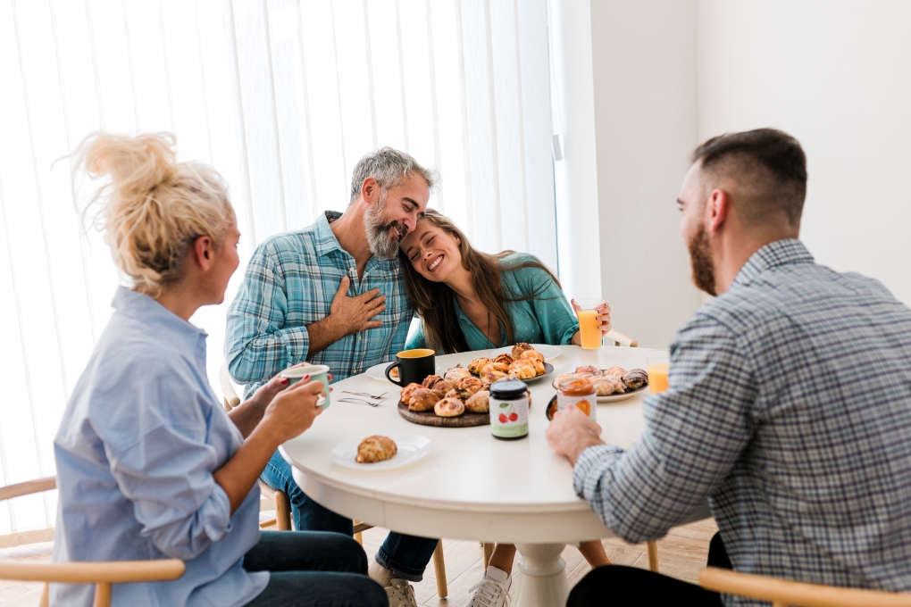 IMAGE D’UNE FAMILLE À TABLE POUR UN ARTICLE SUR LE DON DE SON VIVANT 