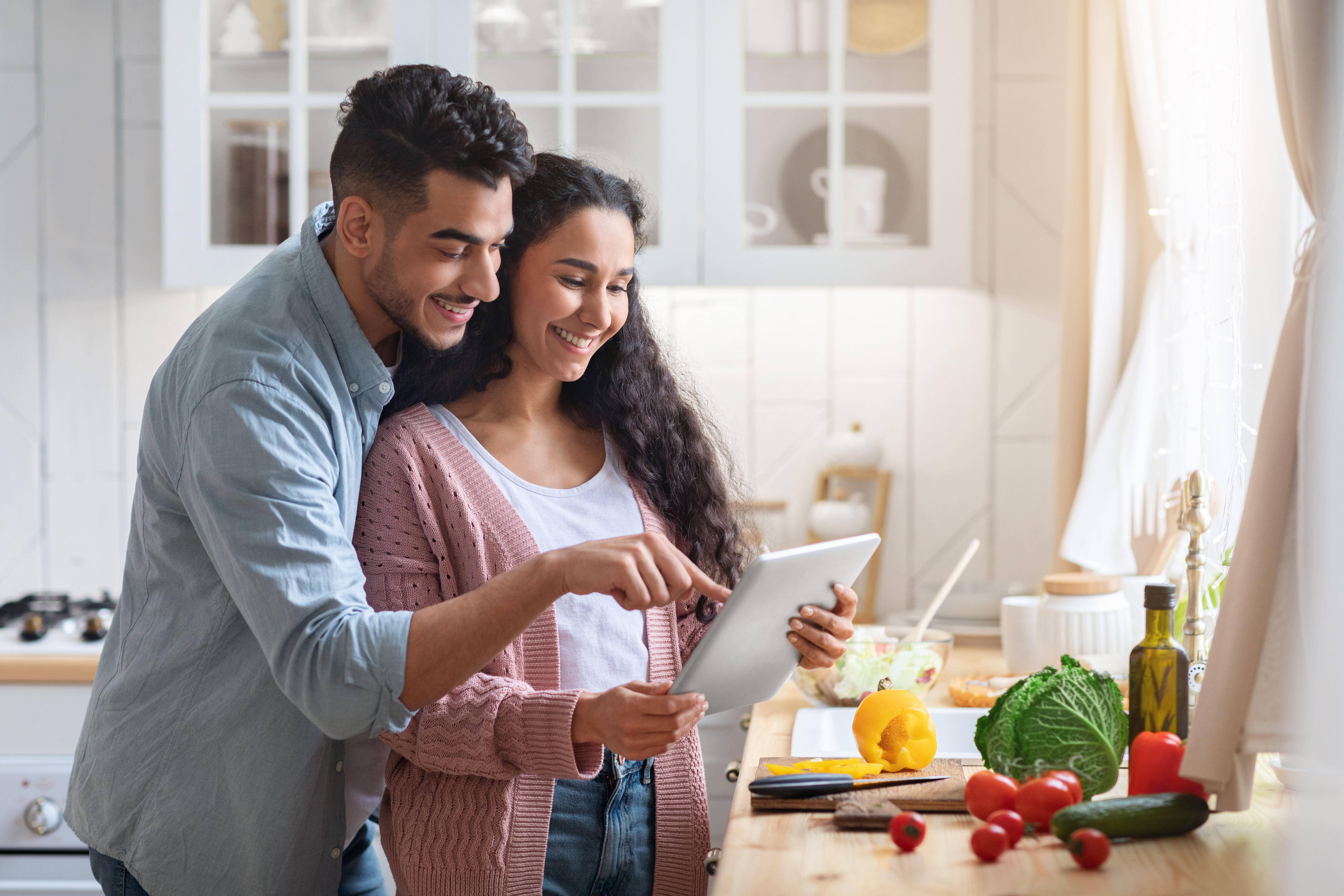 Couple qui ouvre un REER canadien en ligne sur une tablette. 