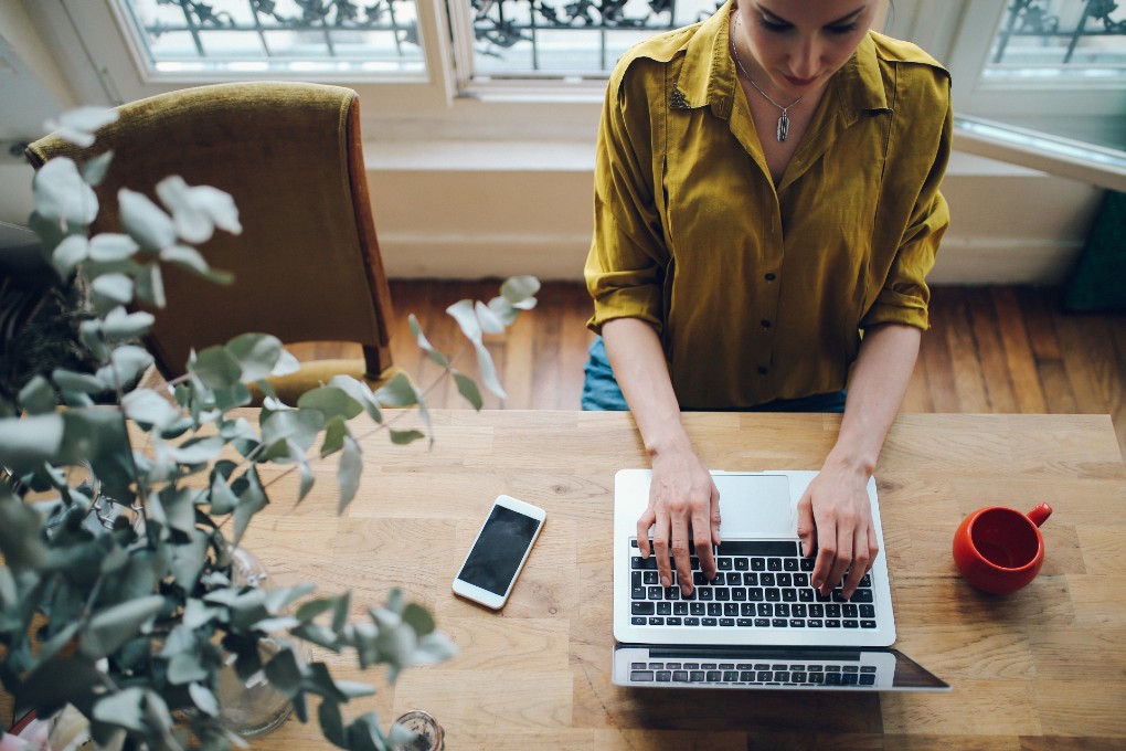 Une femme travaille sur un laptop.